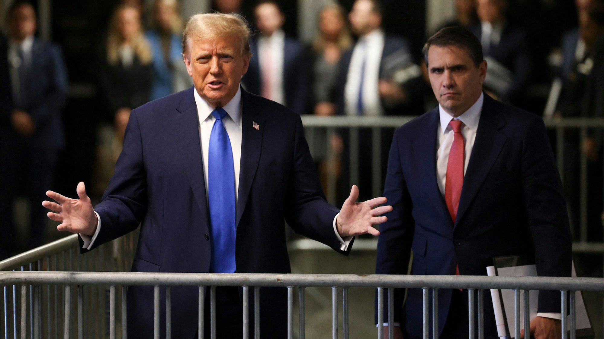 22.04.2024, USA, New York: Donald Trump (l), ehemaliger Präsident der USA, spricht nach dem Verlassen des Gerichtssaals im Strafgericht von Manhattan. Der Prozess gegen den früheren US-Präsidenten Trump um Schweigegeldzahlungen an eine Pornodarstellerin hat mit den Eröffnungsplädoyers begonnen. Foto: Yuki Iwamura/AP POOL/dpa +++ dpa-Bildfunk +++