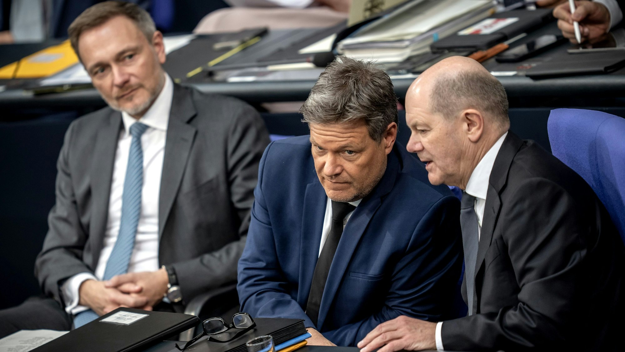 Auf der Regierungsbank im Bundestag sitzen Finanzminister Christian Lindner (v.l., FDP), Bundeswirtschaftsminister Robert Habeck und Bundeskanzler Olaf Scholz zusammen. Im jüngsten Ampel-Streit hat der FDP-Chef den möglichen Koalitionsbruch aber nicht ausgeräumt.