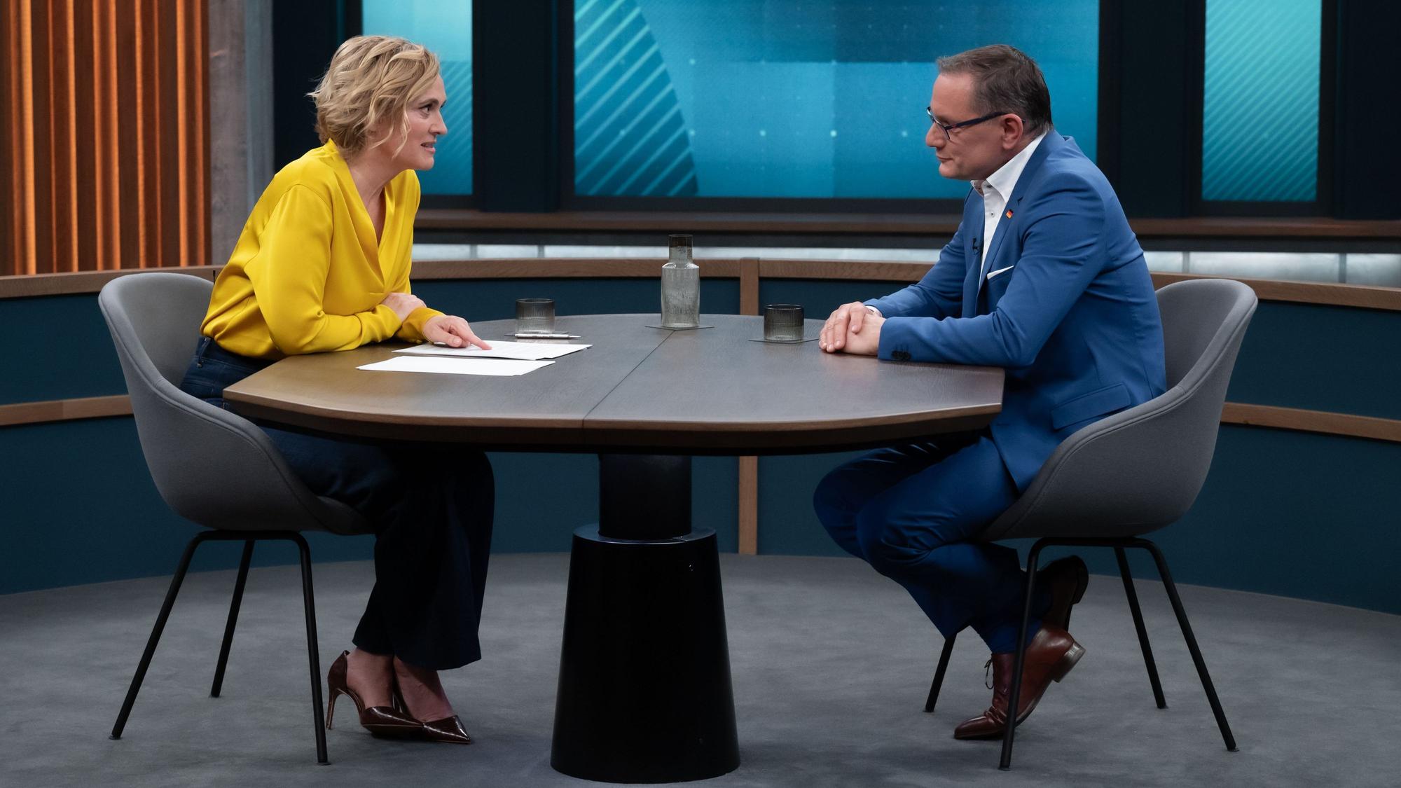 AfD-Bundesvorsitzender Tino Chrupalla war am Sonntagabend in der ARD-Sendung Caren Miosga zu Gast. An der Sendung gibt es in der Folge viel Kritik.