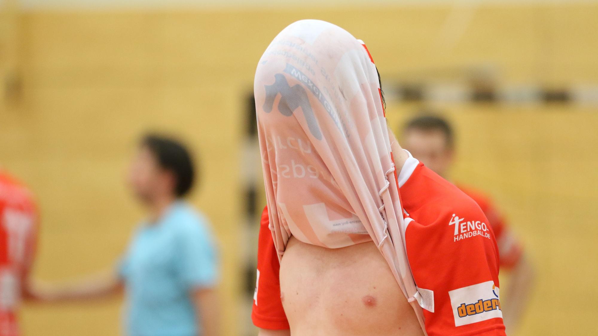 Niko Krug hat sich das Trikot über den Kopf gezogen.