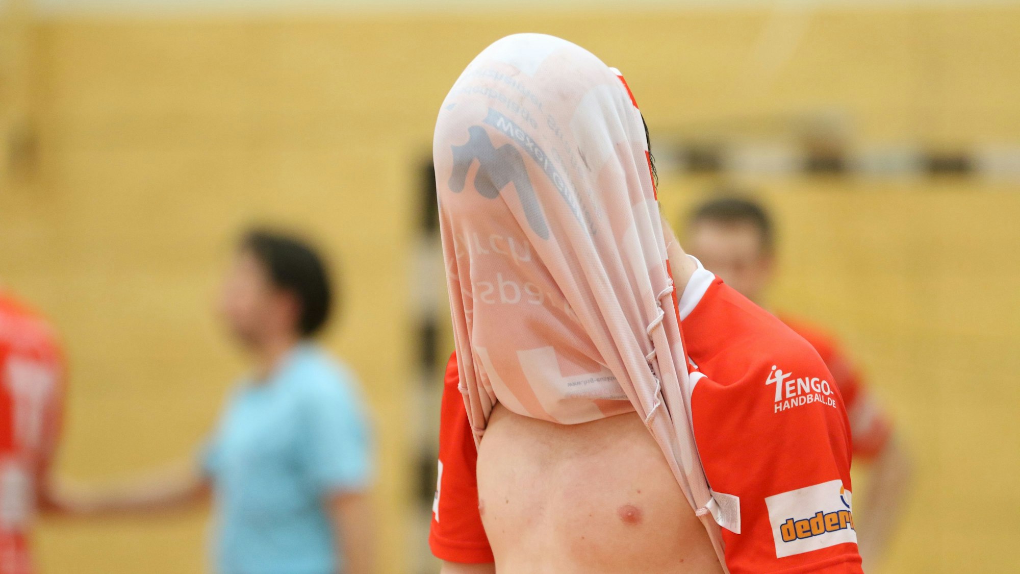 Niko Krug hat sich das Trikot über den Kopf gezogen.