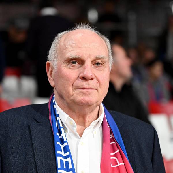 Uli Hoeneß bei einem Basketballspiel des FC Bayern.