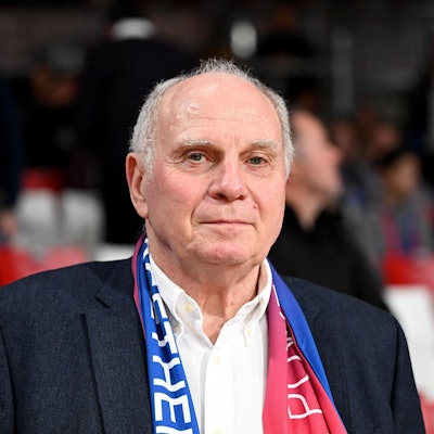 Uli Hoeneß bei einem Basketballspiel des FC Bayern.