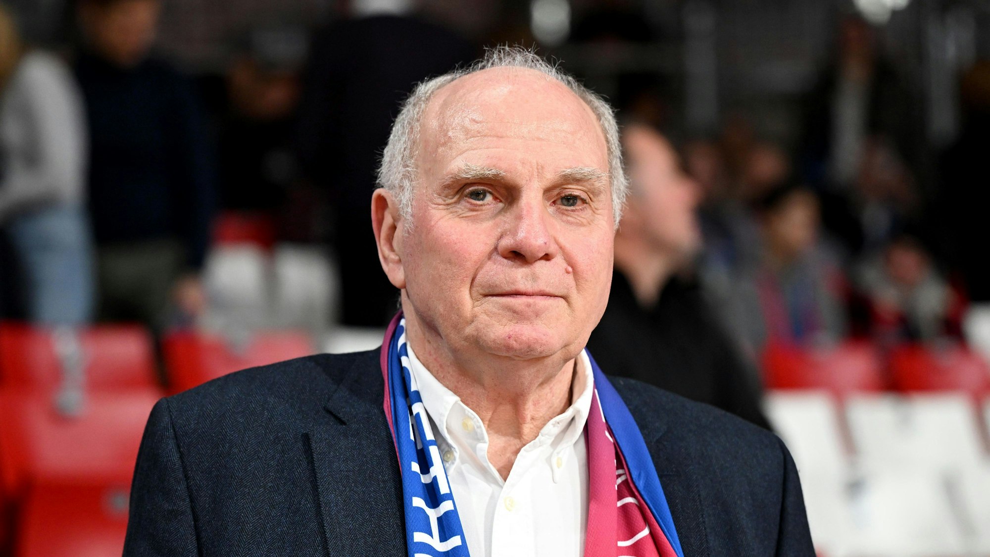 Uli Hoeneß bei einem Basketballspiel des FC Bayern.