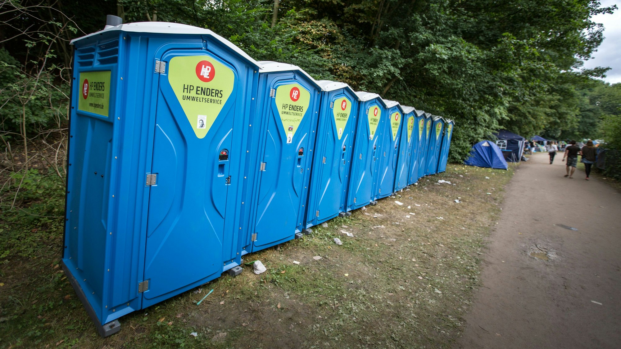 Eine Reihe Dixi-Klos beim Kölner Summer Jam Festival.