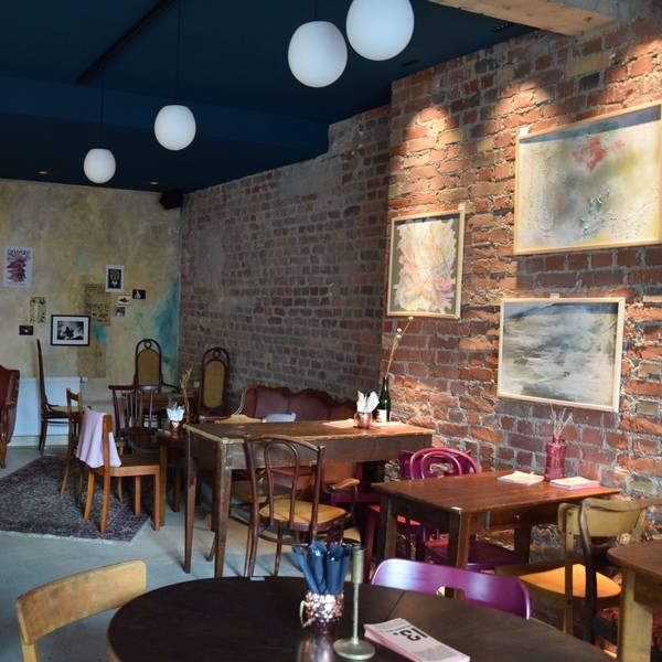 Blick in das Innere der neuen Bar „Oya Müllem“ in Köln-Mülheim. Foto von Rika Kulschewski.