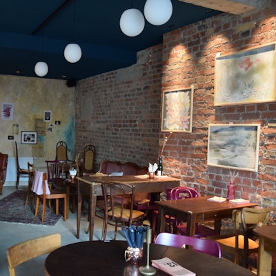 Blick in das Innere der neuen Bar „Oya Müllem“ in Köln-Mülheim. Foto von Rika Kulschewski.