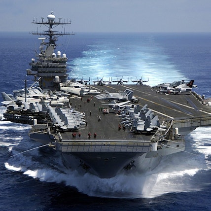 Einer der größten US-amerikanischen Flugzeugträger, die USS Carl Vinson (CVN 70) ist am 15.03.2005 auf hoher See unterwegs.