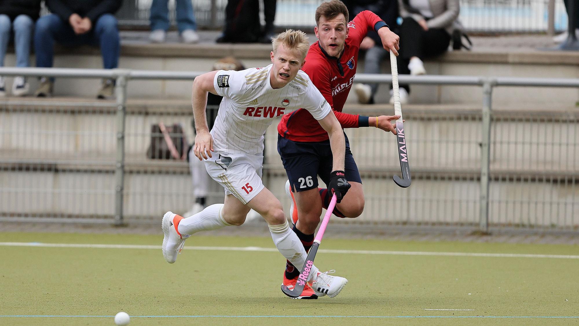 Rot-Weiss Köln vs. Berliner HC, 1.Hockey Bundesliga Herren, von links: Tom Grambusch (RW), Florian Sperling (BHC), , 09.04.2022, Bild: Herbert Bucco
