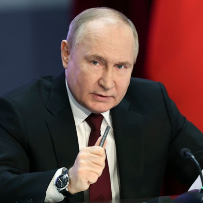 Während Außenminister Sergej Lawrow keine Zweifel an Russlands Motiven lässt und Sicherheitsratsvize Dmitri Medwedew ausrastet, schweigt Kremlchef Wladimir Putin bisher zum neuen US-Hilfspaket für die Ukraine. (Archivbild)