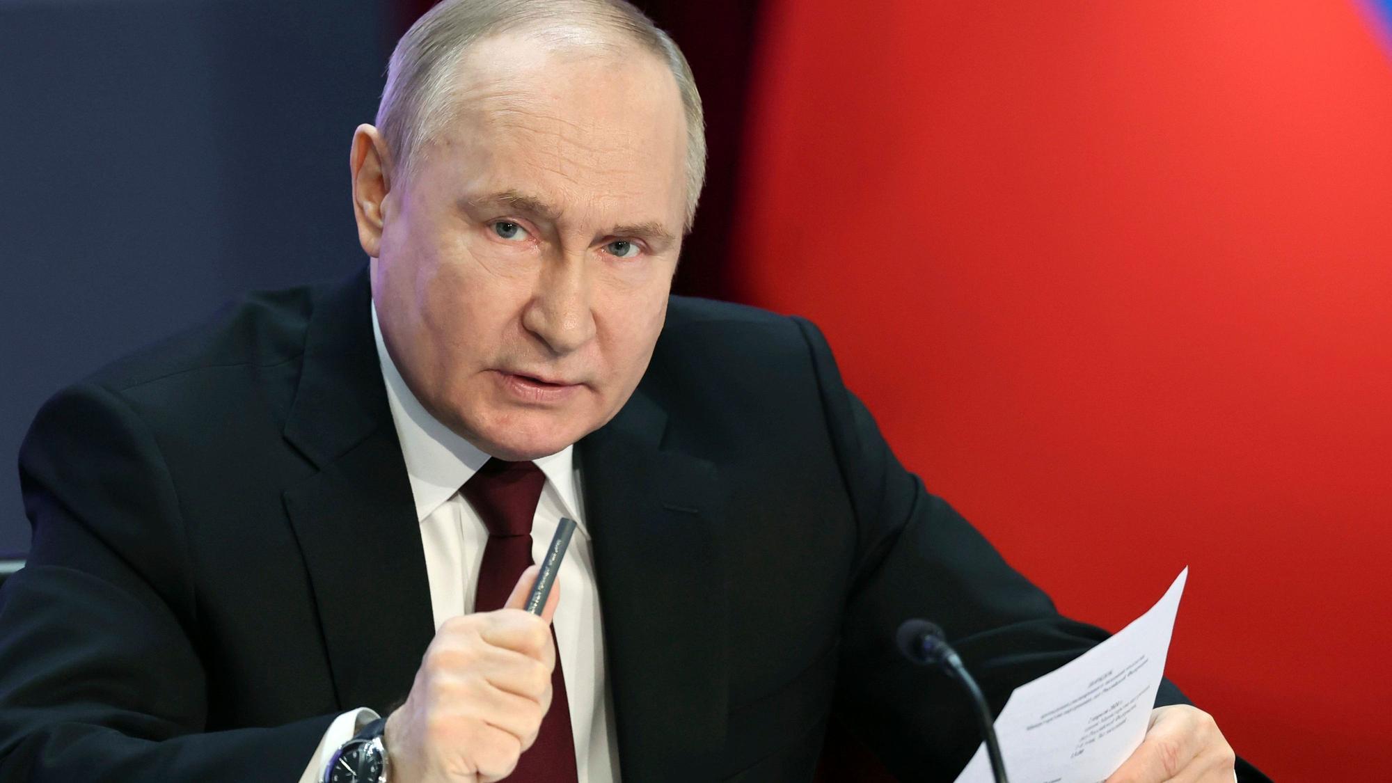 Während Außenminister Sergej Lawrow keine Zweifel an Russlands Motiven lässt und Sicherheitsratsvize Dmitri Medwedew ausrastet, schweigt Kremlchef Wladimir Putin bisher zum neuen US-Hilfspaket für die Ukraine. (Archivbild)