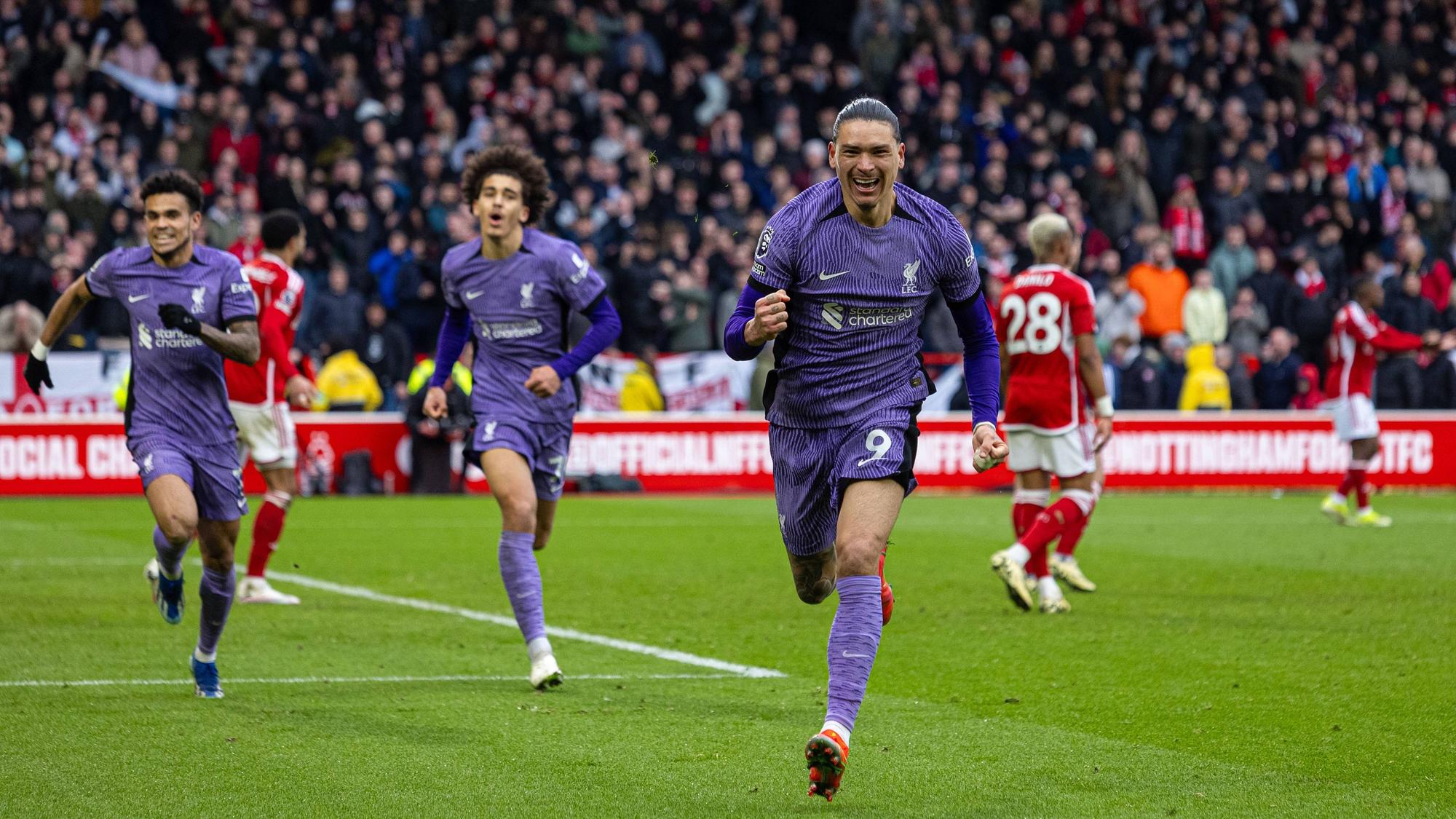Darwin Nunez jubelt nach dem späten Siegtreffer gegen Nottingham Forest. Seine Mitspieler laufen ihm hinterher und weiter hinten gehen die Spieler von Nottingham bedrückt in Richtung Mittelkreis.