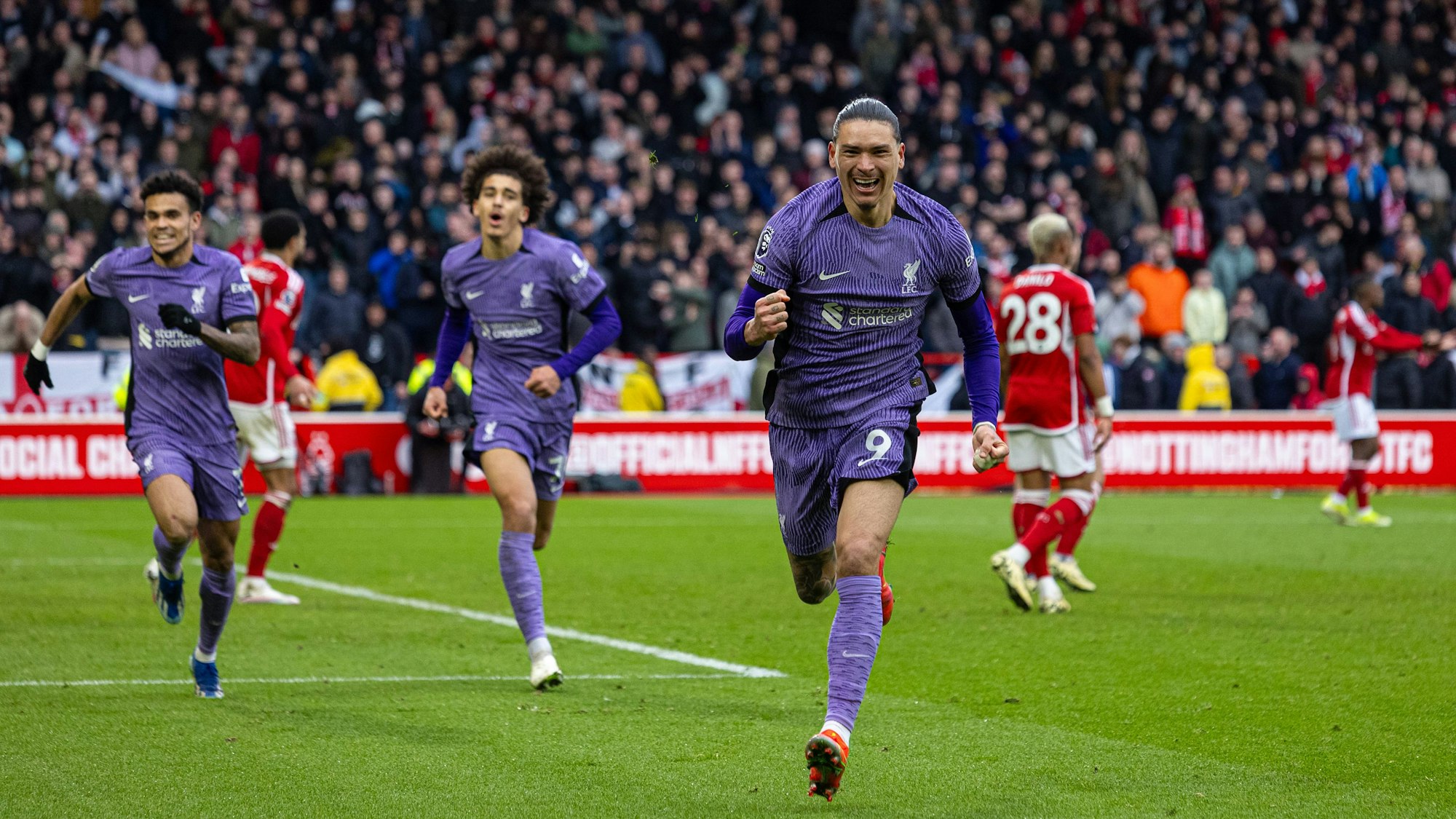 Darwin Nunez jubelt nach dem späten Siegtreffer gegen Nottingham Forest. Seine Mitspieler laufen ihm hinterher und weiter hinten gehen die Spieler von Nottingham bedrückt in Richtung Mittelkreis.