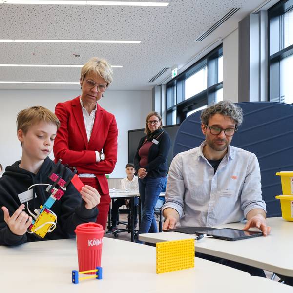 Neues Kommunales Medienzentrum in Mülheim geht an den Start. Sabrina Hack vom KOMEZ und Schulministerin Dorothee Feller besucht das neue Medienzentrum KOMEZ in Köln.
