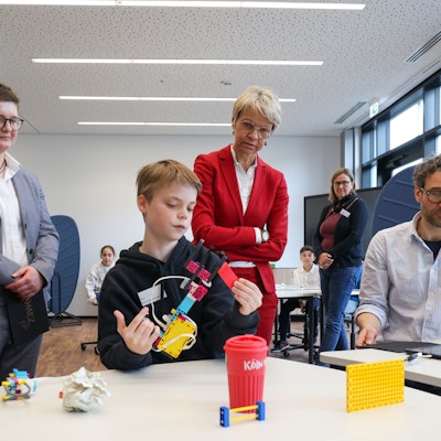 Neues Kommunales Medienzentrum in Mülheim geht an den Start. Sabrina Hack vom KOMEZ und Schulministerin Dorothee Feller besucht das neue Medienzentrum KOMEZ in Köln.
