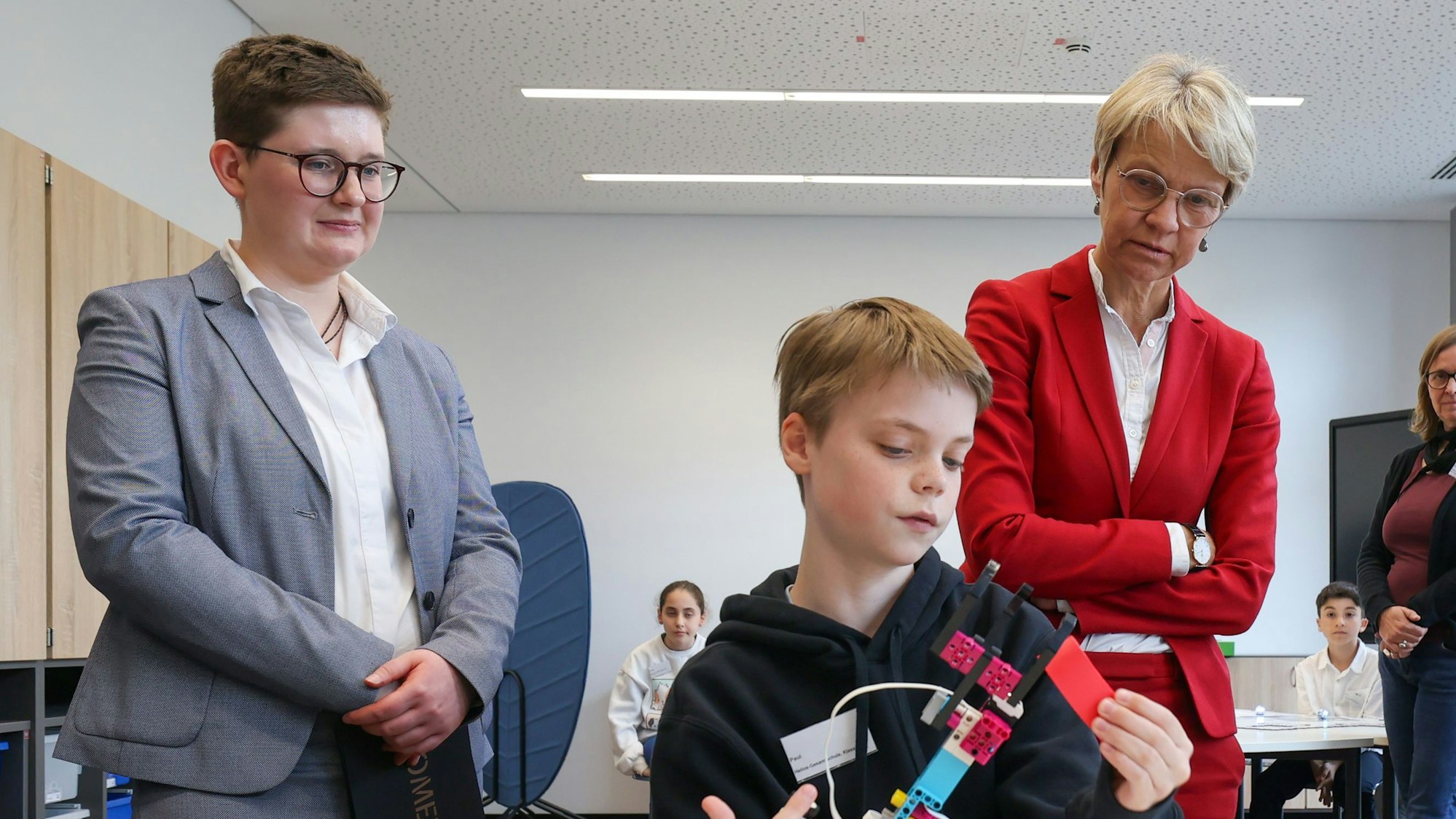 Neues Kommunales Medienzentrum in Mülheim geht an den Start. Sabrina Hack vom KOMEZ und Schulministerin Dorothee Feller besucht das neue Medienzentrum KOMEZ in Köln.