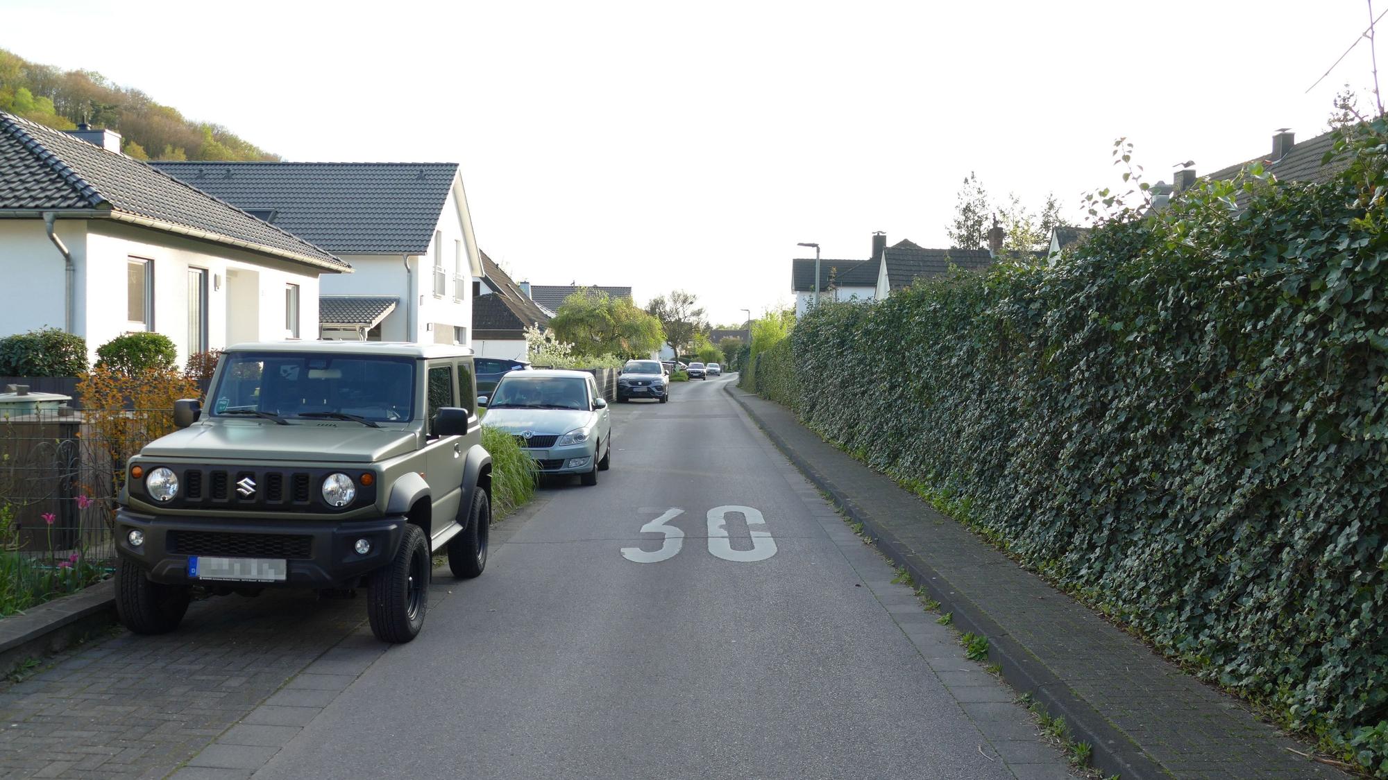 Autos stehen an einer Straße.
