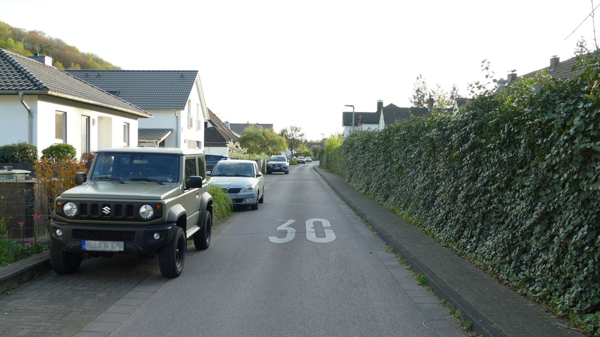Autos stehen an einer Straße.