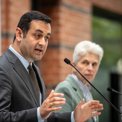 Bijan Djir-Sarai, FDP Generalsekretär, spricht neben Marie-Agnes Strack-Zimmermann, FDP Spitzenkandidatin bei der Europawahl, bei einer Pressekonferenz nach der FDP Präsidiumssitzung. Die FDP will die Sozialleitungen zusammenstreichen.