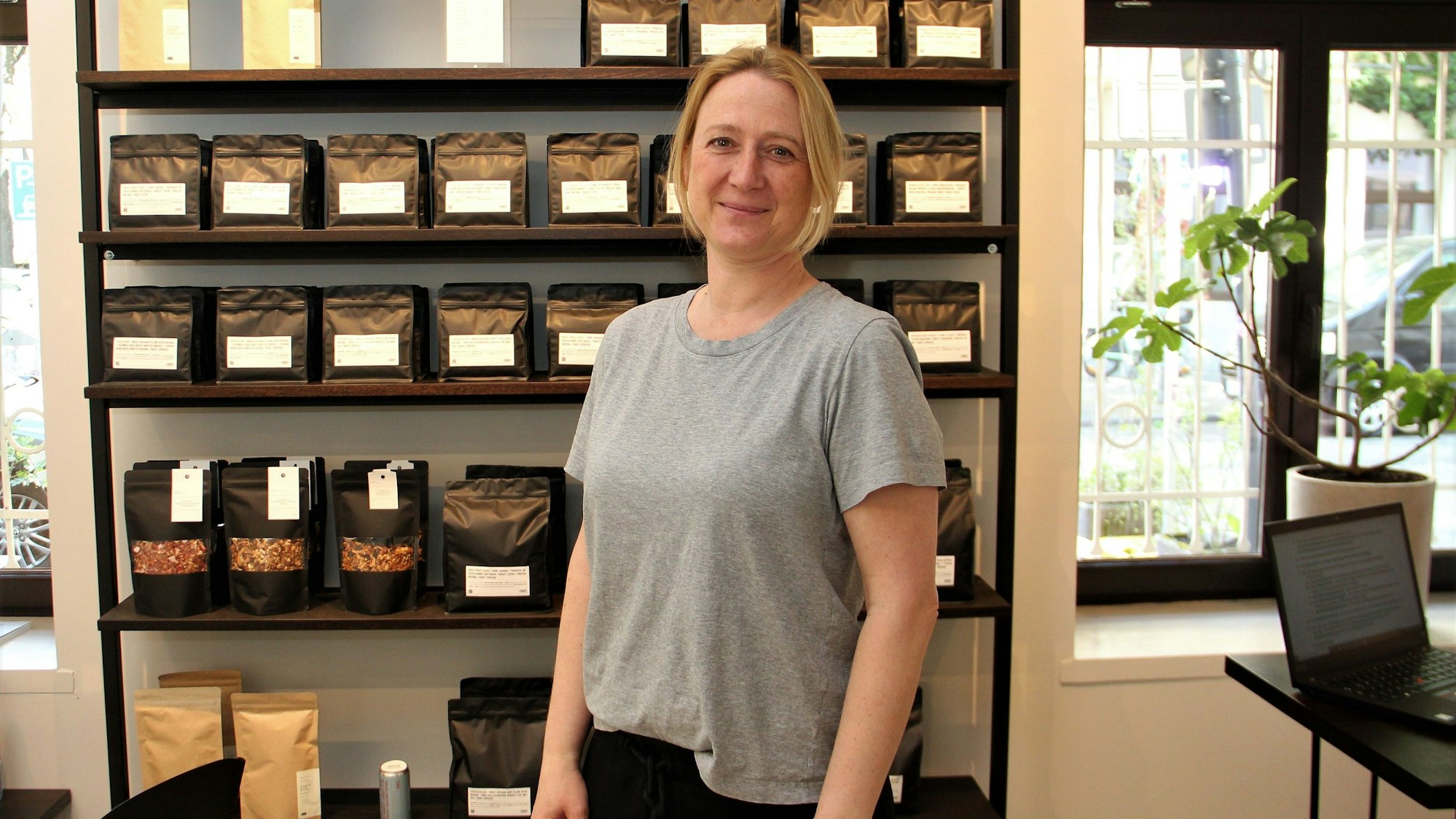 Maren Ernst vor dem Regal mit internationalen Kaffee-Sorten.