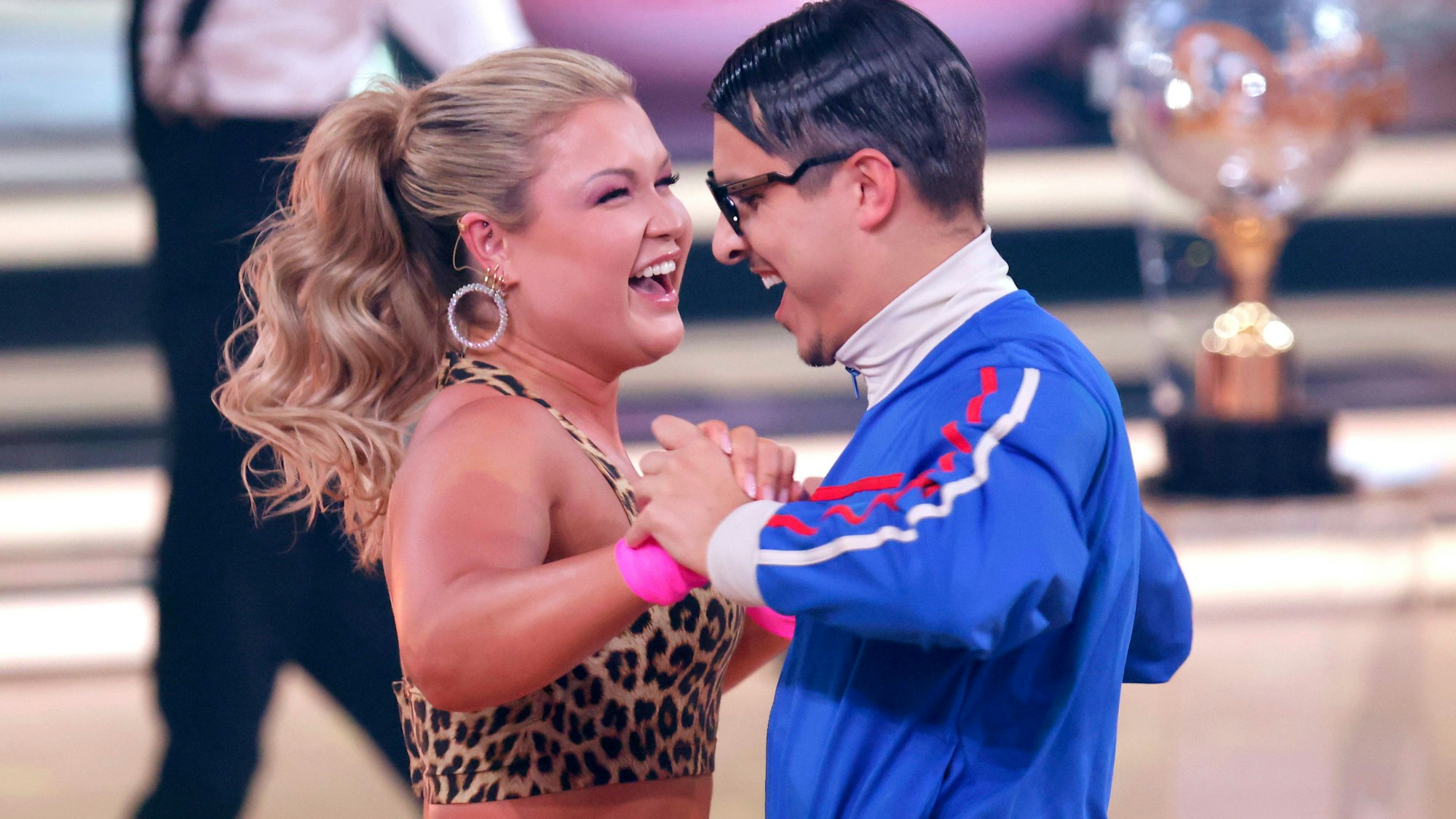 Influencerin Sophia Thiel und Profitänzer Alexandru Ionel tanzen.