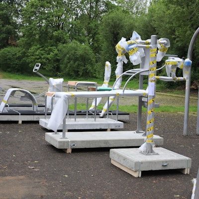 Die neuen Sportgeräte für den Fitnesparcours an der Groov in Zündorf warten darauf, dass sie aufgestellt werden.