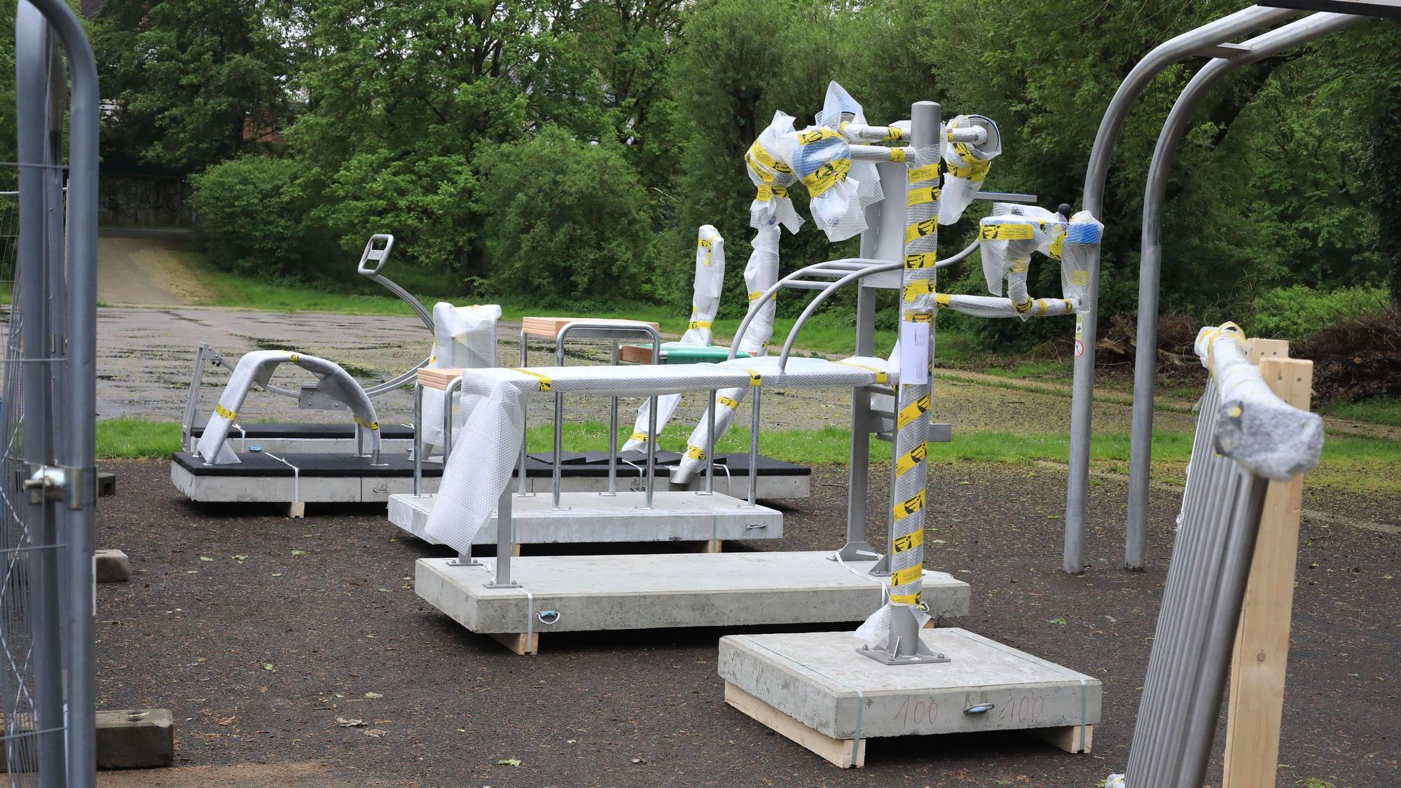 Die neuen Sportgeräte für den Fitnesparcours an der Groov in Zündorf warten darauf, dass sie aufgestellt werden.