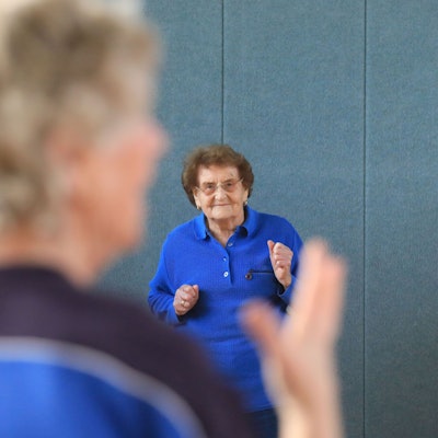 Katharina Feldenkirchen bei einer Übung bei der Sitzgymnastik.