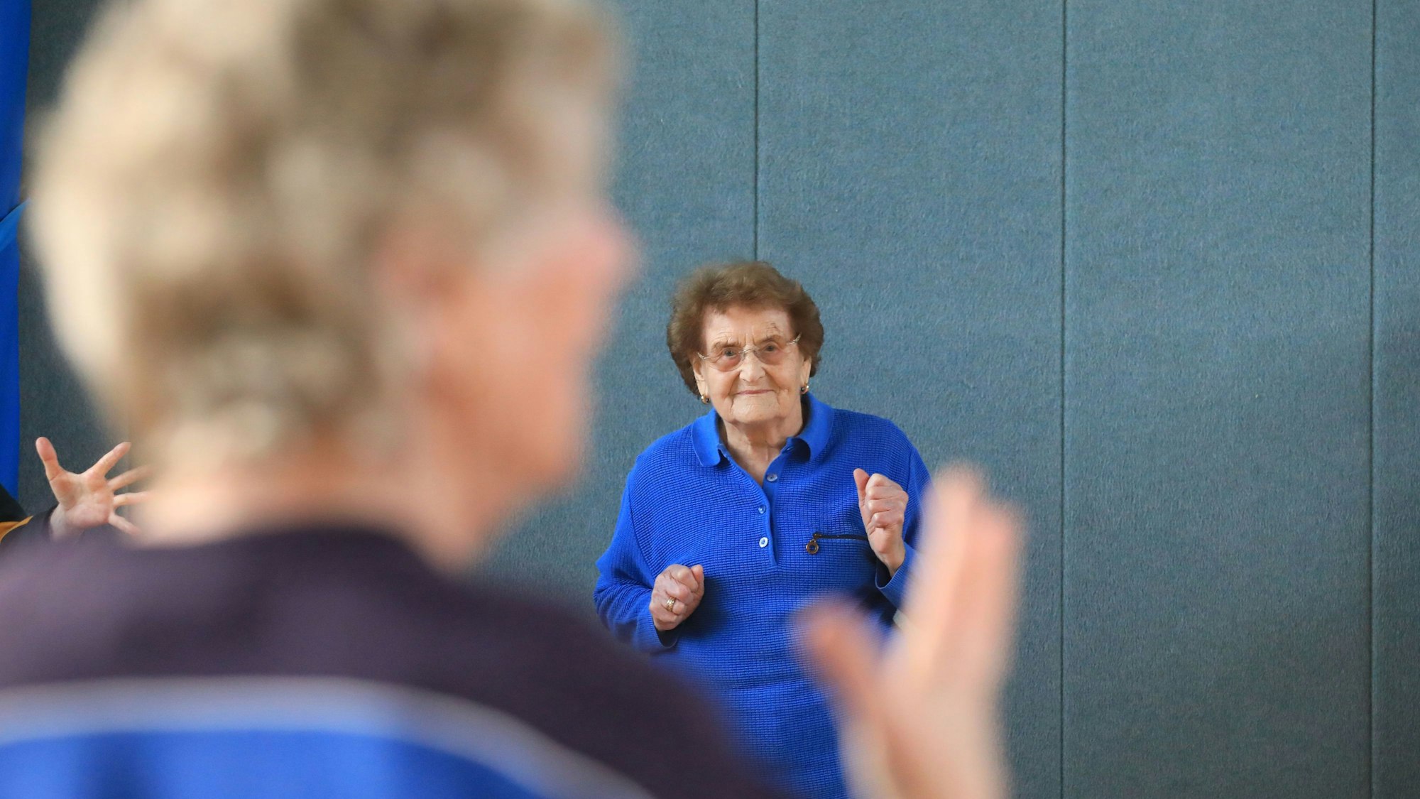 Katharina Feldenkirchen bei einer Übung bei der Sitzgymnastik.