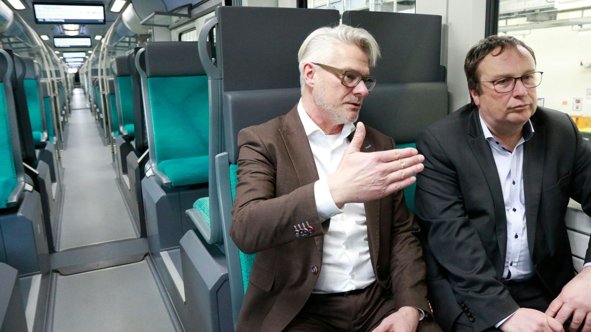 22.04.2024, Köln: Lässt sich vom Michael Vogel, Geschäftsführer go.Rheinland, das neue Designe der Bahn erklären, Oliver Krischer, Minister für Umwelt, Naturschutz und Verkehr des Landes Nordrhein-Westfalen (v.l.). Neues Zeitalter für die S-Bahn Köln: go.Rheinland, VRR und DB präsentieren preisgekrönte Fahrzeuge. Foto: Arton Krasniqi