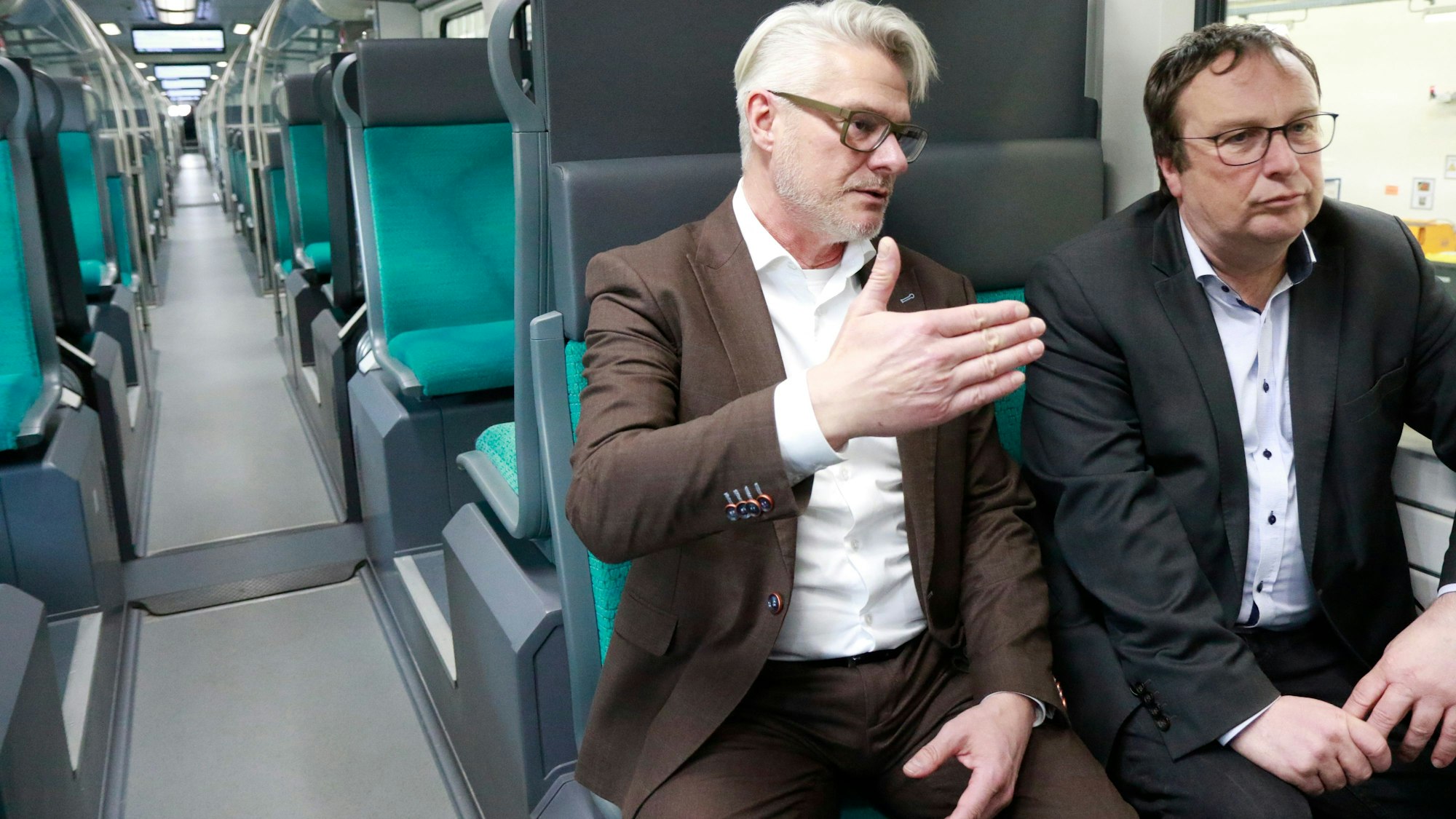 22.04.2024, Köln: Lässt sich vom Michael Vogel, Geschäftsführer go.Rheinland, das neue Designe der Bahn erklären, Oliver Krischer, Minister für Umwelt, Naturschutz und Verkehr des Landes Nordrhein-Westfalen (v.l.). Neues Zeitalter für die S-Bahn Köln: go.Rheinland, VRR und DB präsentieren preisgekrönte Fahrzeuge. Foto: Arton Krasniqi