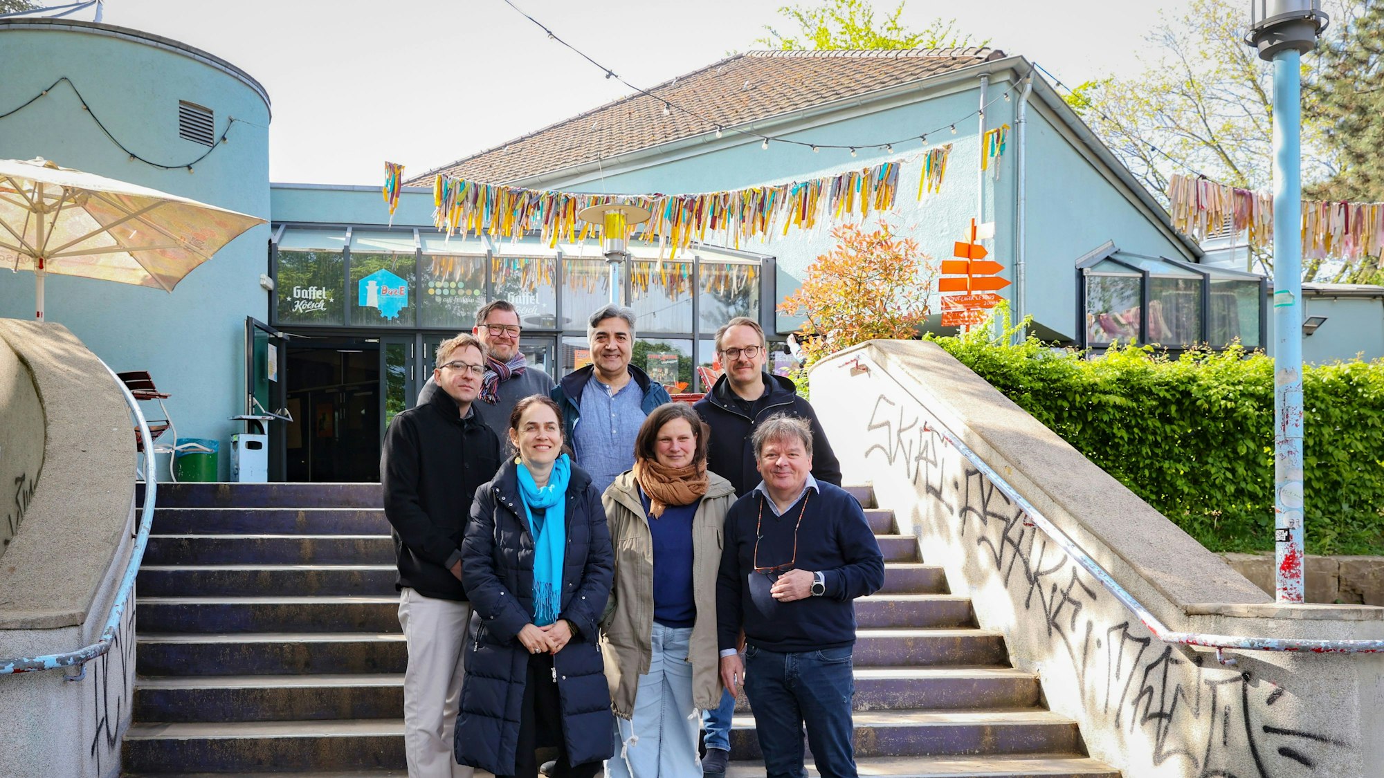 Die Zukunft der Kölner Bürgerzentren und Bürgerhäuser ist bedroht. Die elf Bürgerhäuser haben nun einen offenen Brief an die Kölner Politik gesendet. Jonathan Sieger Leiter von der Büze, Bernd Naumann von dem Nachbarschaftsverein Quäker, Kemal Bozay (Mütze aus Mülheim), Bastian Revers (Nippes) , Anke Schmitz (Alte Feuerwache), Tina Pfeil (Kalk) und Tobias Kempf ( Deutz)