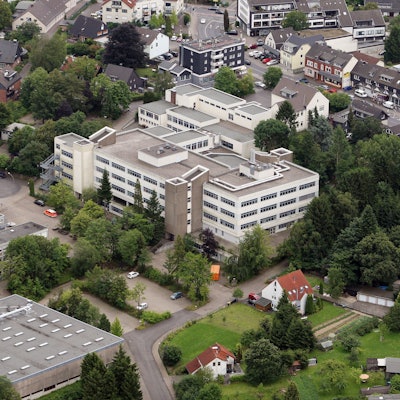 Die beiden Schulen, Realschule und Gymnasium, aus der Luft aufgenommen.