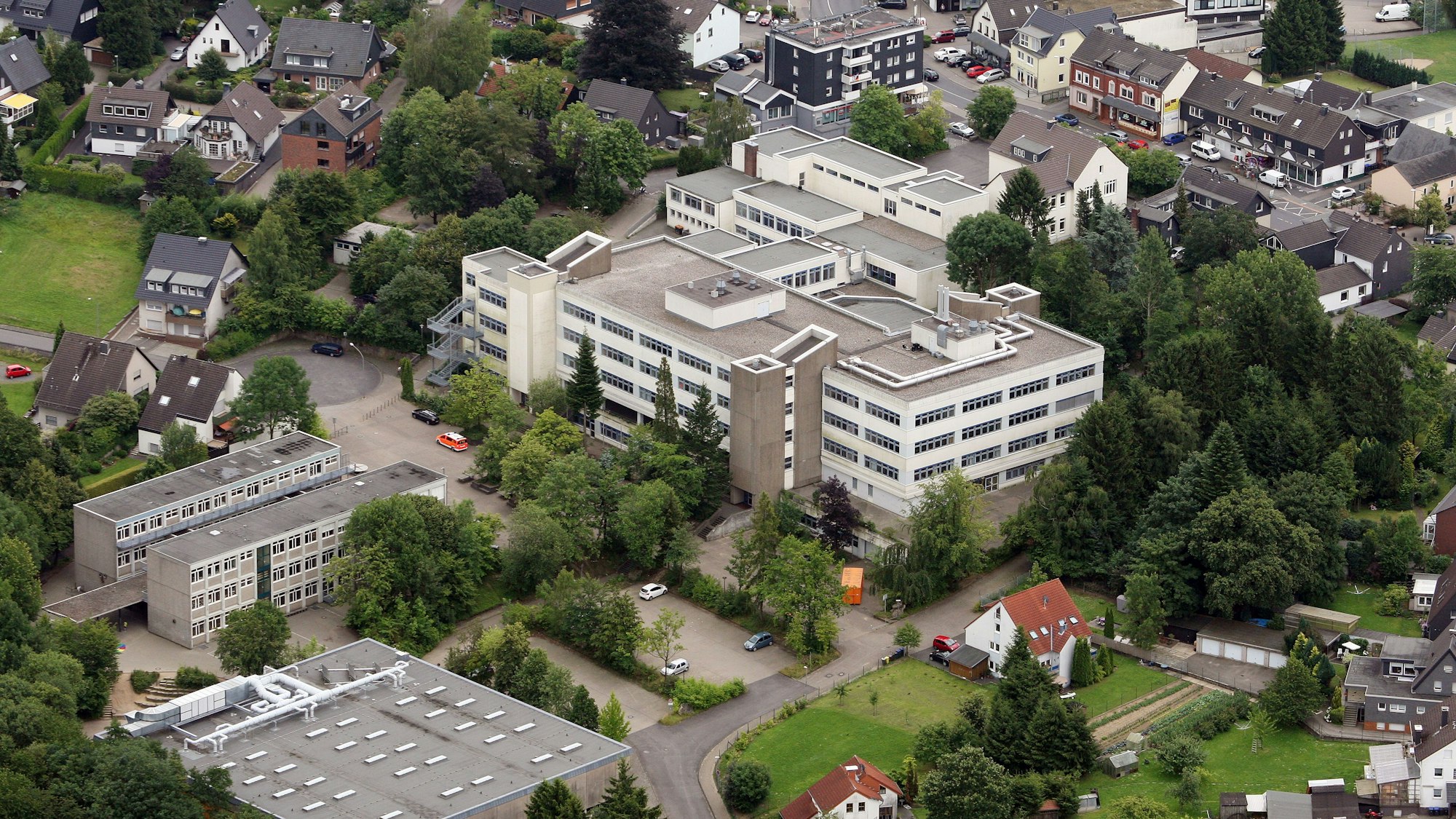 Die beiden Schulen, Realschule und Gymnasium, aus der Luft aufgenommen.