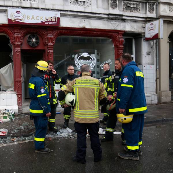 Aufgrund der Gasexplosion wurden eine Bäckerei und das Wohnhaus in Mülheim zu großen Teilen zerstört.