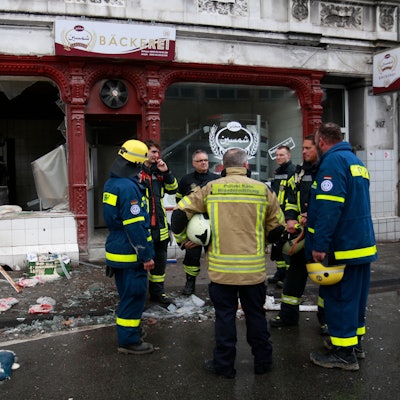 Aufgrund der Gasexplosion wurden eine Bäckerei und das Wohnhaus in Mülheim zu großen Teilen zerstört.