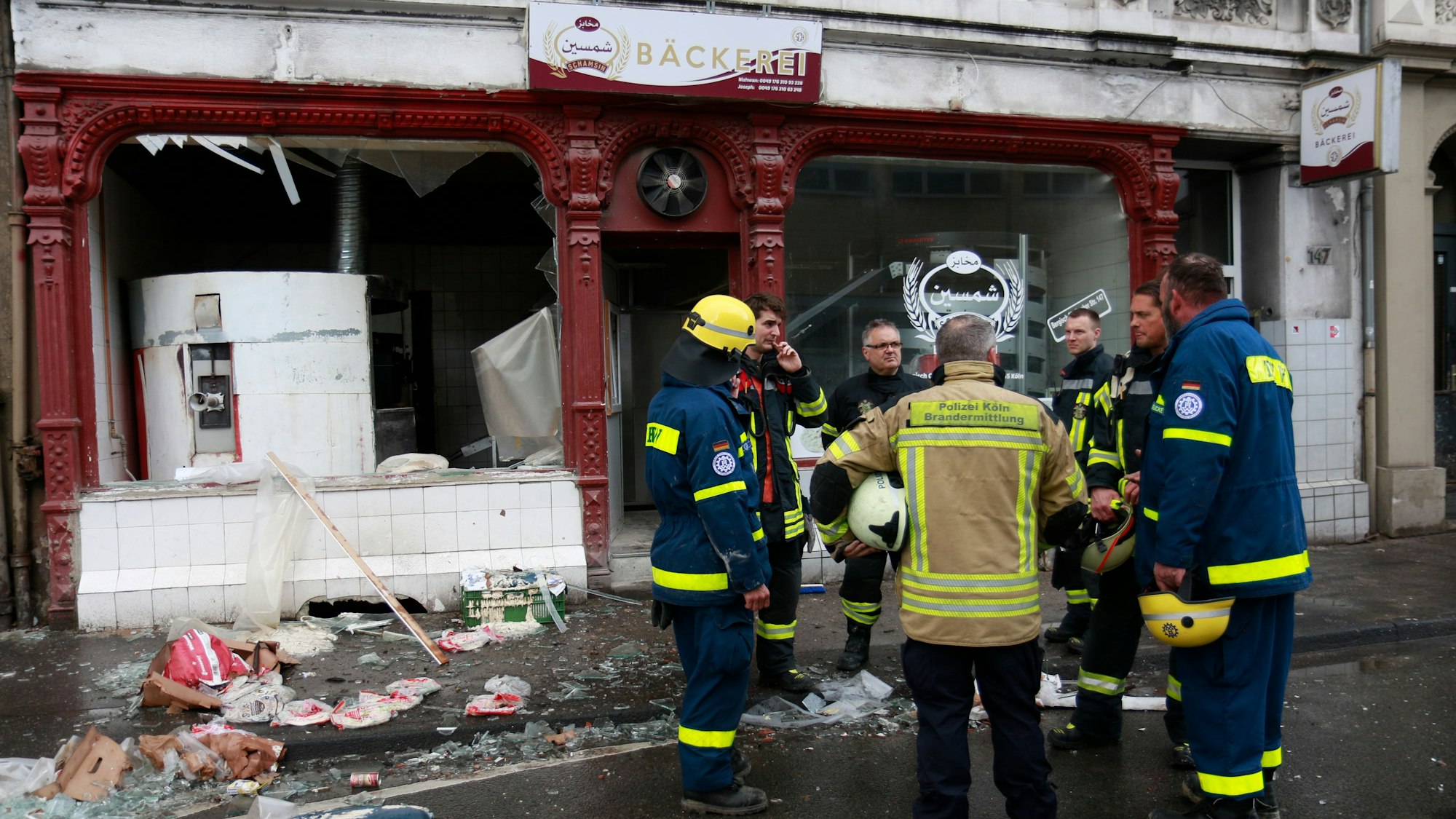 Aufgrund der Gasexplosion wurden eine Bäckerei und das Wohnhaus in Mülheim zu großen Teilen zerstört.