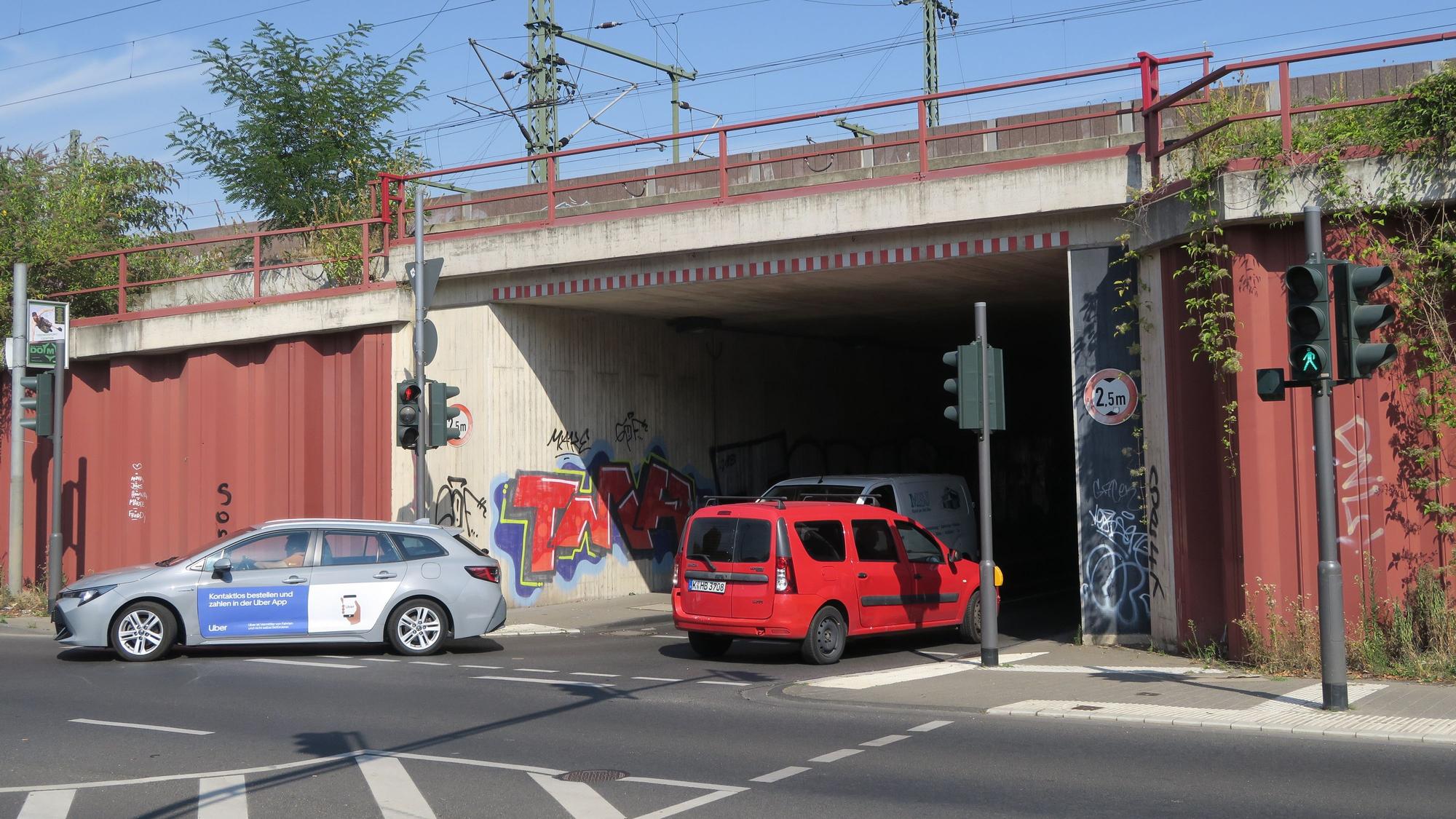 Tunnel von der Widdersdorfer Straße in den Girlitzweg.