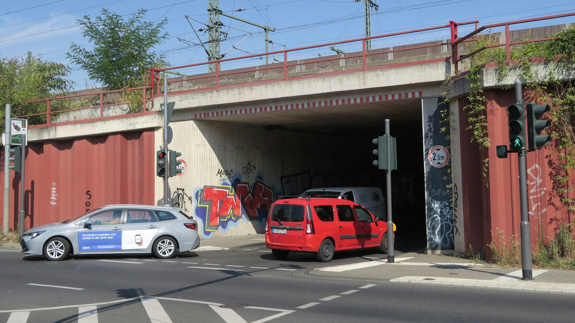 Tunnel  von der Widdersdorfer Straße in den Girlitzweg.