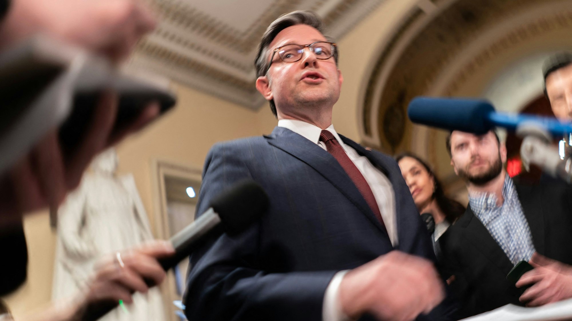 Im Mittelpunkt: Der republikanische Chef des US-Repräsentantenhauses, Mike Johnson, hat seine Meinung zu Hilfen für die Ukraine geändert. „Ich glaube, dass Xi und Wladimir Putin und Iran wirklich eine Achse des Bösen sind“, sagte Johnson. (Archivbild)