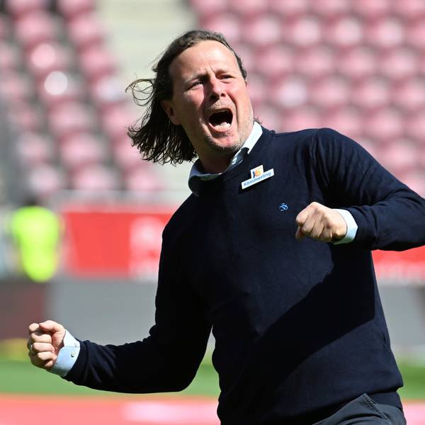 Bereits eine Stunde vor dem Heimspiel gegen Hoffenheim (4:1) heizt der Mainzer Trainer Bo Henriksen die FSV-Fans ein.
