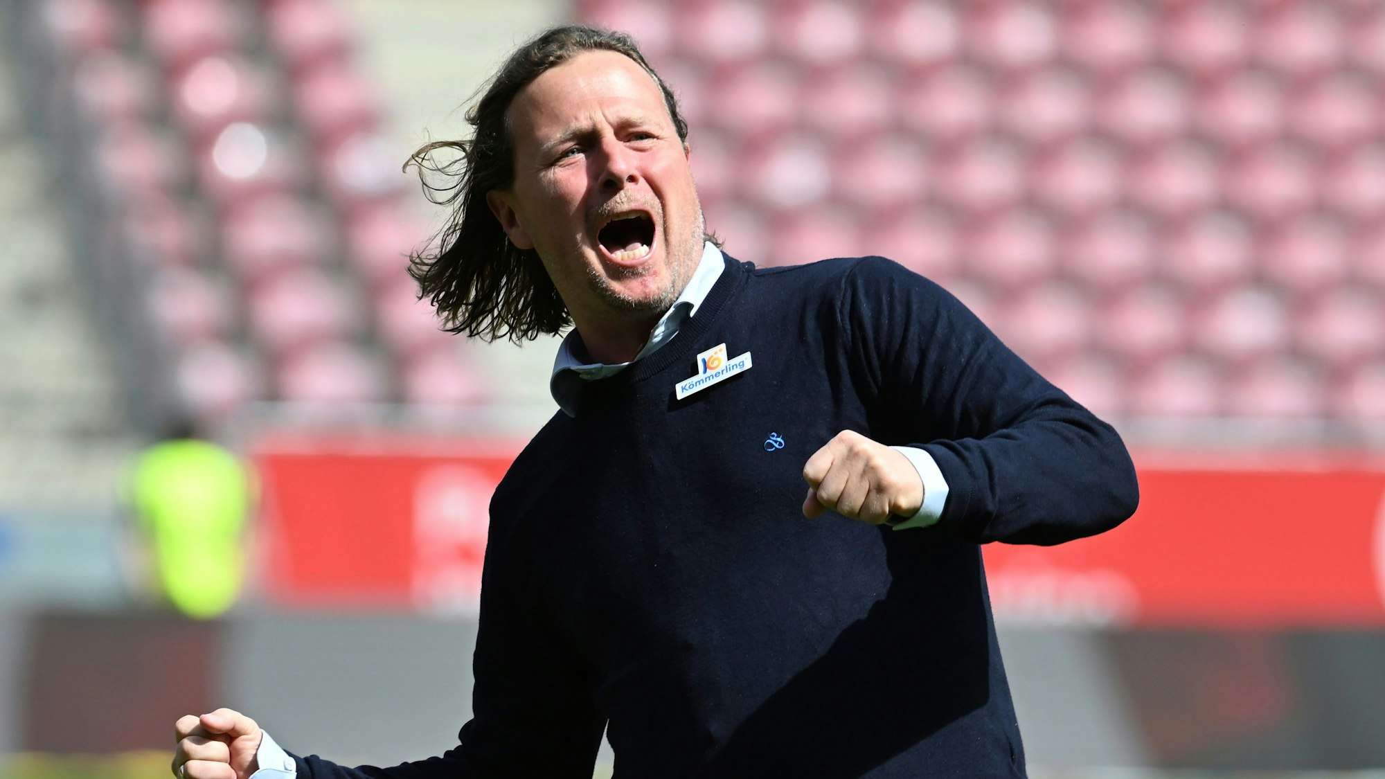 Bereits eine Stunde vor dem Heimspiel gegen Hoffenheim (4:1) heizt der Mainzer Trainer Bo Henriksen die FSV-Fans ein.