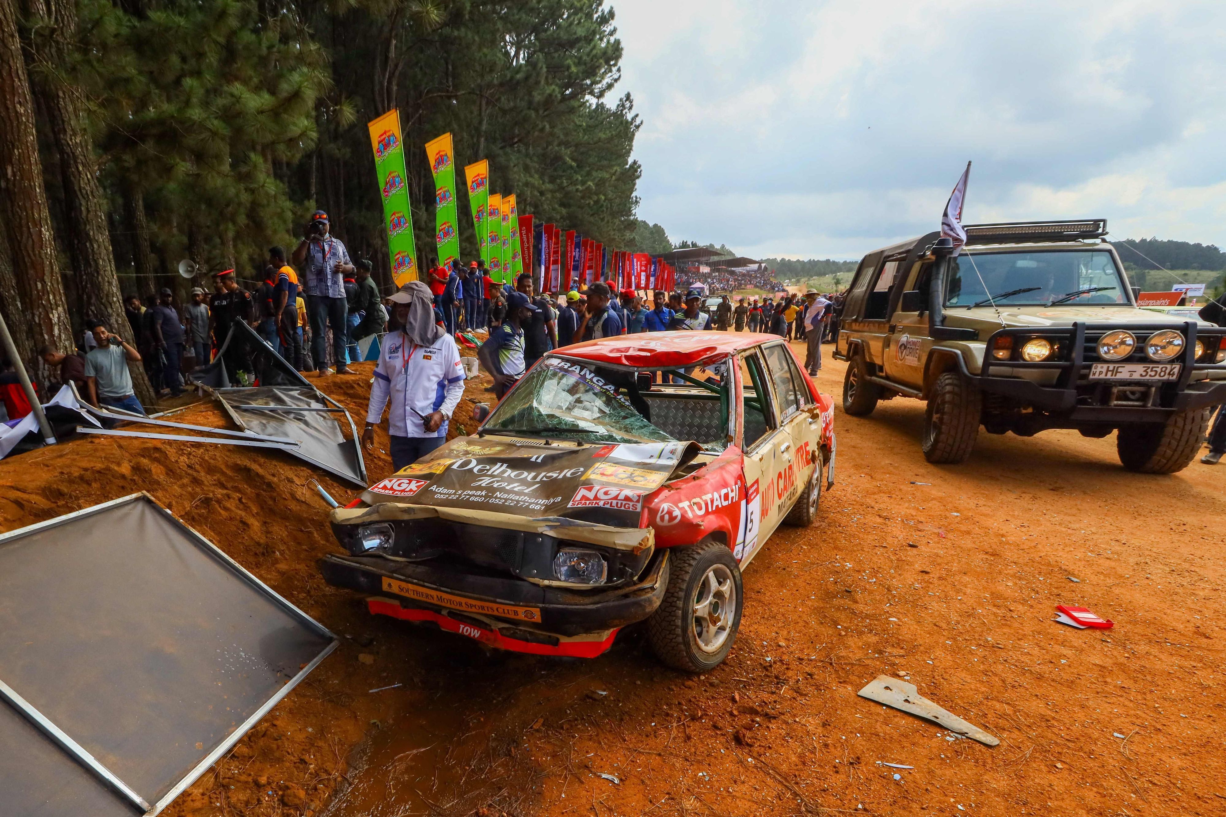 Eines der Unfallwagen beim Autorennen Fox Hill Supercross in Sri Lanka.