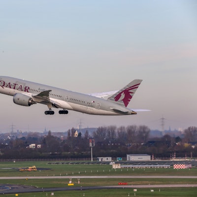 Eine Boeing 787 der katarischen Fluggesellschaft Qatar Airways beim Start am Flughafen Düsseldorf in Nordrhein-Westfalen. (Symbolbild)ä#-_ÄÄ_-