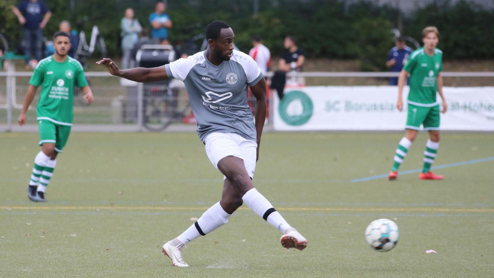 Borussia Hohenlind - Porz
Fussball Landesliga Saison 2021 2022
Westkampfbahn Köln Deutschland
19.09.2021
Benjamin Winnersbach (Porz)
Copyright
Eduard Bopp Sportfotografie
mail@fotobopp.de