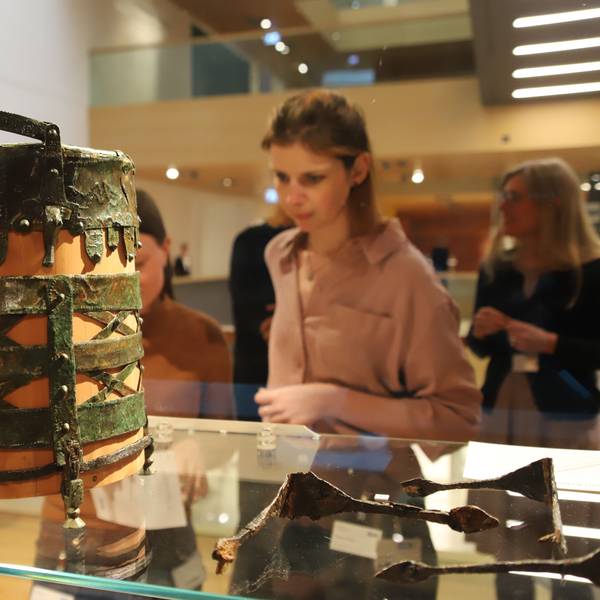 Das Amt für Bodendenkmalpflege im Rheinland des LVR zeigte herausragende Funde aus Archäologie und Paläontologie des Jahres 2023. Die Ausstellung ist noch bis zum 28. April im LVR-Museum in Bonn zu sehen. In einem merowingischen Grab wurden kostbare Beilagen gefunden.