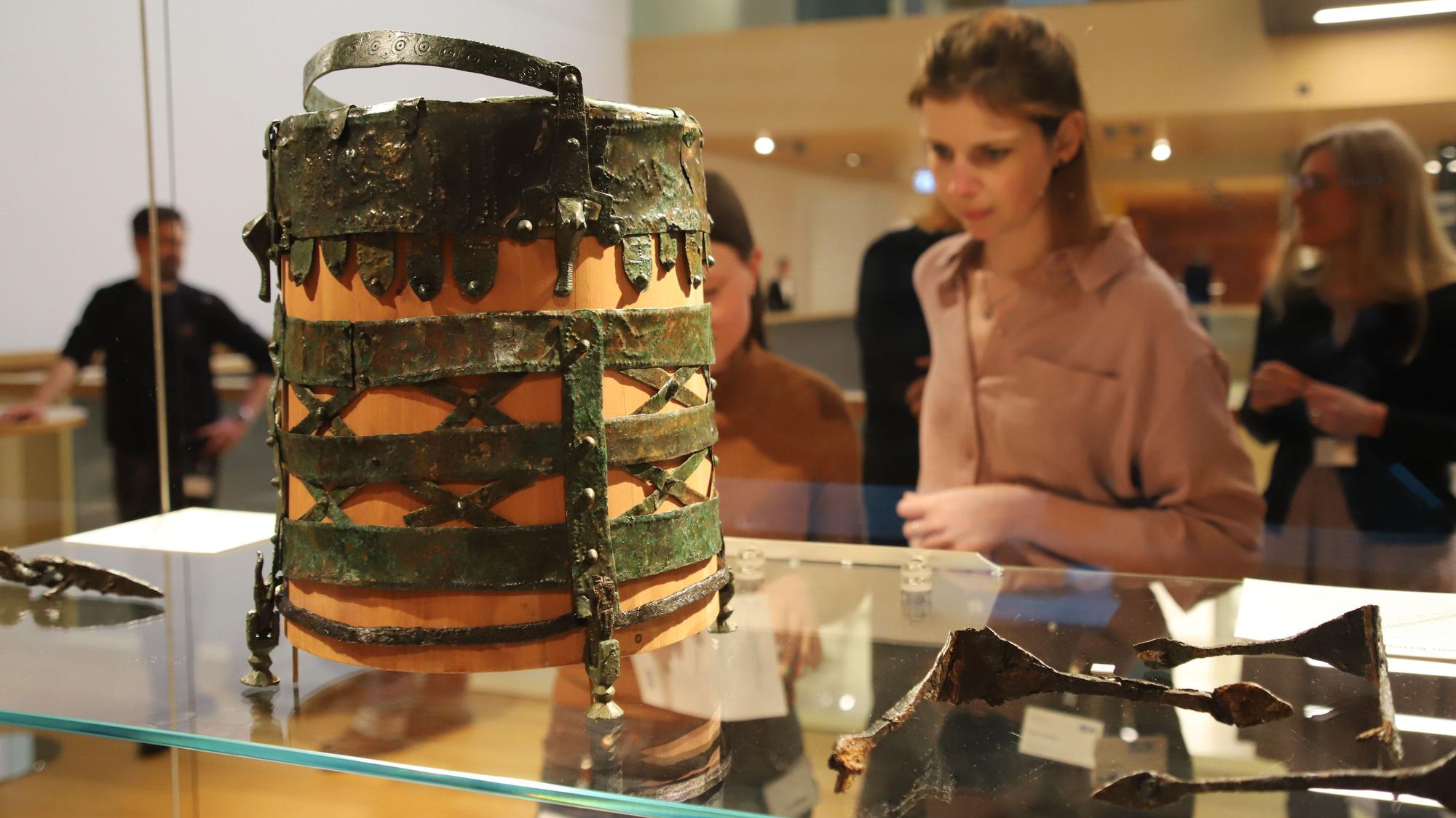Das Amt für Bodendenkmalpflege im Rheinland des LVR zeigte herausragende Funde aus Archäologie und Paläontologie des Jahres 2023. Die Ausstellung ist noch bis zum 28. April im LVR-Museum in Bonn zu sehen. In einem merowingischen Grab wurden kostbare Beilagen gefunden.