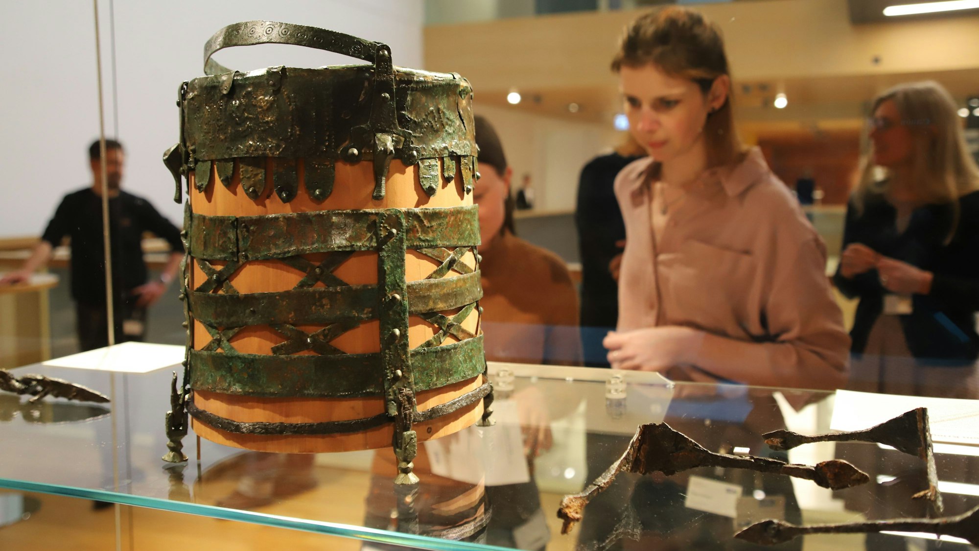 Das Amt für Bodendenkmalpflege im Rheinland des LVR zeigte herausragende Funde aus Archäologie und Paläontologie des Jahres 2023. Die Ausstellung ist noch bis zum 28. April im LVR-Museum in Bonn zu sehen. In einem merowingischen Grab wurden kostbare Beilagen gefunden.