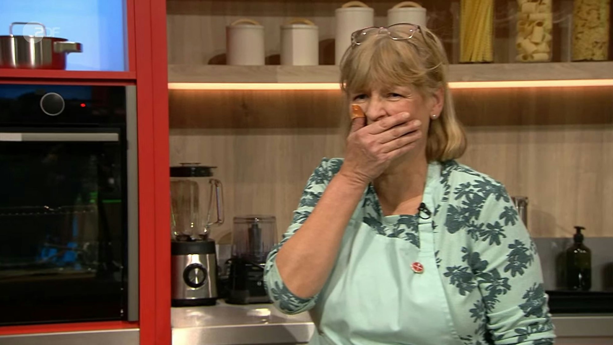 Die Burscheiderin Annemarie Lamß schnitt sich während des Kochens in den Finger, behielt aber die Nerven.