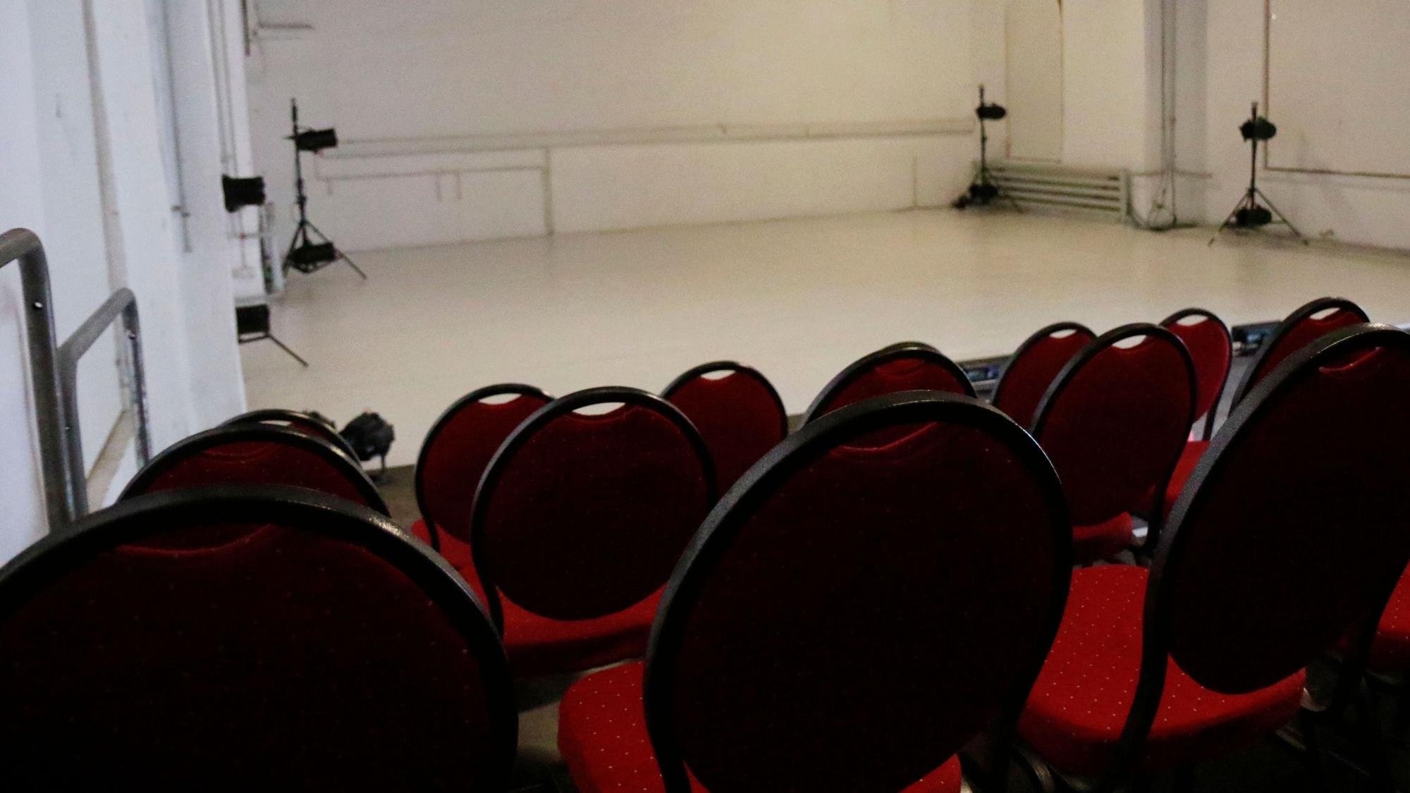 Zu sehen ist ein Theatersaal.